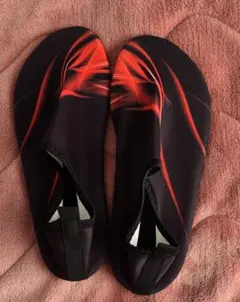 マリンシューズ 黒と赤 伸縮性