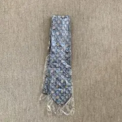 青色パターン入りネクタイ