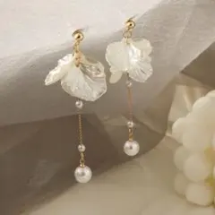 フラワーパールタッセルイヤリング　ゴールド　韓国　揺れる　結婚式　真珠