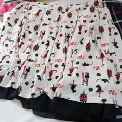 猫プリントフレアスカートとチェック柄のロングスカート