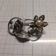 122 シルバー色 花と葉 ブローチ パール付き