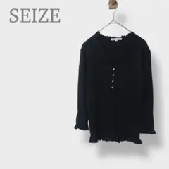 【セイズ】リブニット　トップス　Vネック　パールボタン　七分袖　ブラック　フリル