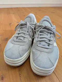 adidas 厚底スニーカー グレー