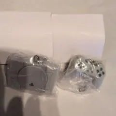 プレイステーション　ミニチュアチャーム付きビスケット　ゲームコントローラーと本体