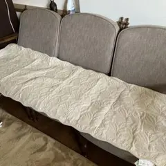 葉模様のベージュソファカバーのサムネイル