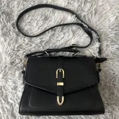 黒い合成皮革ショルダーバッグ