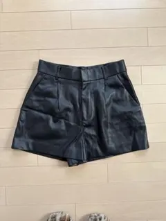 ZARA ブラックレザーショートパンツ