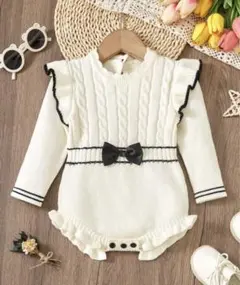 ベビー　フリル ニットセーター　オフホワイト　長袖ロンパース　リボン　白黒