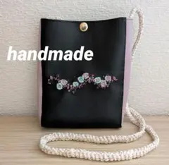 フラワー刺繍のハンドメイドポシェット　黒×ピンク　合皮