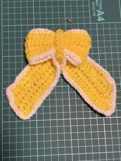 リボン　キーホルダー　チャーム　ハンドメイド　編み物　手編み