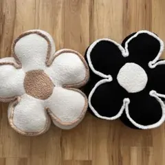 【ゅーぅ様専用】花型クッション クリーム色・ブラック