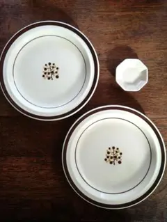 ヴィンテージ　木のモチーフの皿2枚と小皿セット