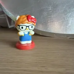 ハローキティ メガネ 本を持つフィギュア - メルカリ