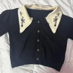 ブラック長袖ニット 襟付き刺繍