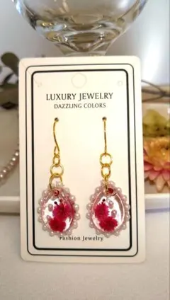 レッドのかすみ草とパールパーツを使ったピアス