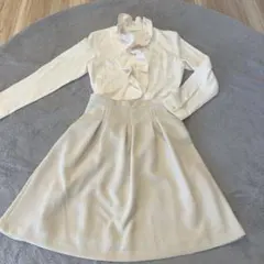 「ブラウスとスカート」セット（フリル付き）就活、入学式