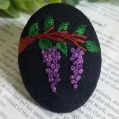 #160　刺繍ブローチ　ハンドメイド　くるみボタン