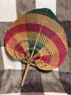 ​唐物風情 染竹編細工大団扇 1990年 網代編 芭蕉扇 飾りうちわ 唐物風情 染竹編細工大団扇 1990年 網代編 芭蕉扇 飾りうちわ - メルカリ