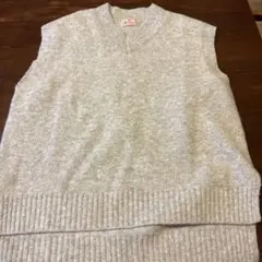 マオメイド・グレー Vネック ニットベスト