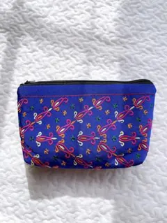 刺繍入り青色ポーチ