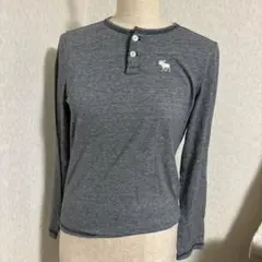 アバクロ　キッズ　M グレー 長袖ヘンリーネックTシャツ 刺繍