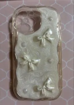 iPhone15用パール調リボン付きホワイトソフトケース