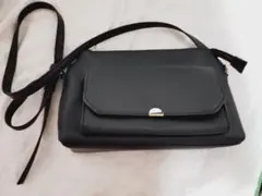 黒いショルダーバッグ