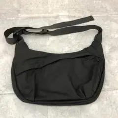 ★シンプルなデザインで汎用性が高い★ 三日月ショルダーバッグ