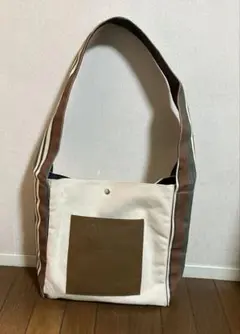NOMADIS ブラウンとホワイトのストライプショルダーバッグ