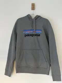 【ほぼ未使用】patagonia グレー パーカー Sサイズのサムネイル
