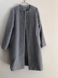 ライトグレーのコート