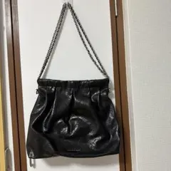 CHARLES & KEITH 黒いキルティングハンドバッグ