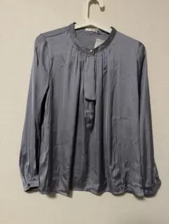 新品タグ付き GLACIER 光沢ブラウス ブルーグレー