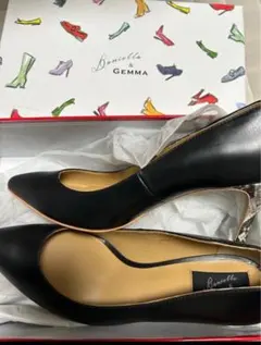 送料込⭐︎未使用⭐︎ ダニエラ＆ジェマ　黒ヒールヘビ柄パンプス24.5㎝のサムネイル