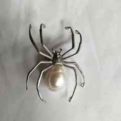 アンティーククモ型シルバーピンブローチ ピンバッジ メレダイヤとバロック真珠