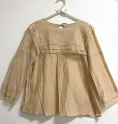 美品【anatelier】アナトリエ レース装飾ベージュ長袖ブラウスのサムネイル