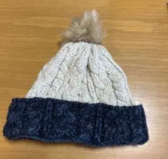 ケーブル編みニット帽 ベージュとネイビー