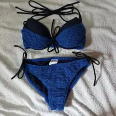 青い編み込み模様のセパレート水着