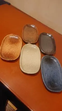 楕円形のカラフルな皿セット