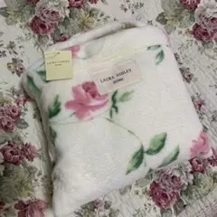 ローラアシュレイ膝掛けバッグ入り