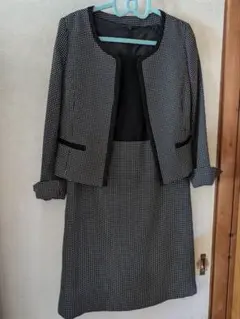 チェック柄ジャケットとスカートのセットアップ