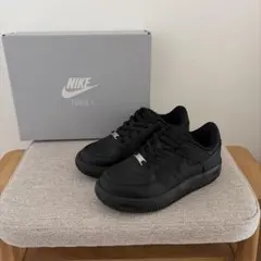 【美品】NIKE FORCE 1 ブラック スニーカー　19センチのサムネイル