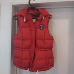 Abercrombie & Fitch レッドダウンベスト