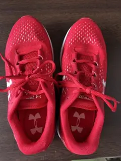 Under Armour Charged レッド ランニングシューズ