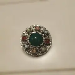 装飾的な円形ブローチ