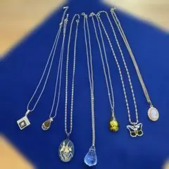 ゴールド系のネックレスなどまとめて