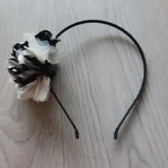黒と白の花飾りカチューシャ