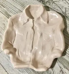 【ラスト1点】シャツ型 ハンドメイド 小皿 小物入れ オフホワイト 陶芸食器のサムネイル