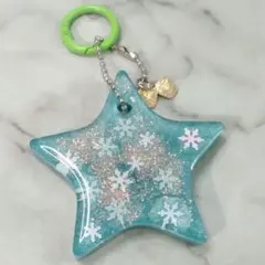 水色の星形　レジンチャーム 雪の結晶付き