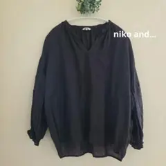 niko and…　ダークグレー袖 レース付きブラウス　リネンのサムネイル
